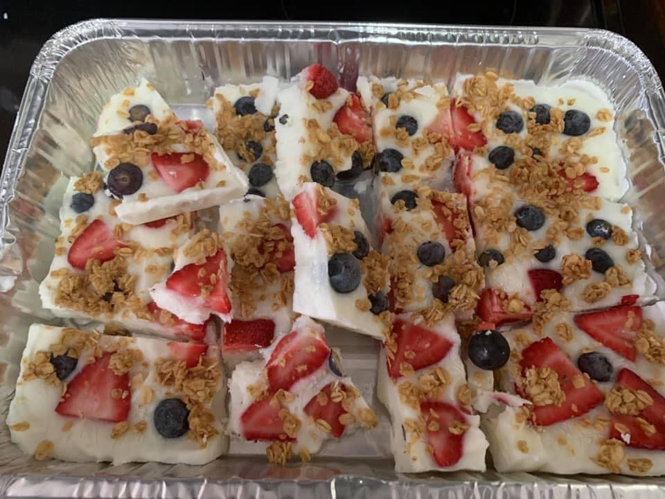 Scrumptious Frozen Yogurt Bark: A Delightful Treat for All Ages